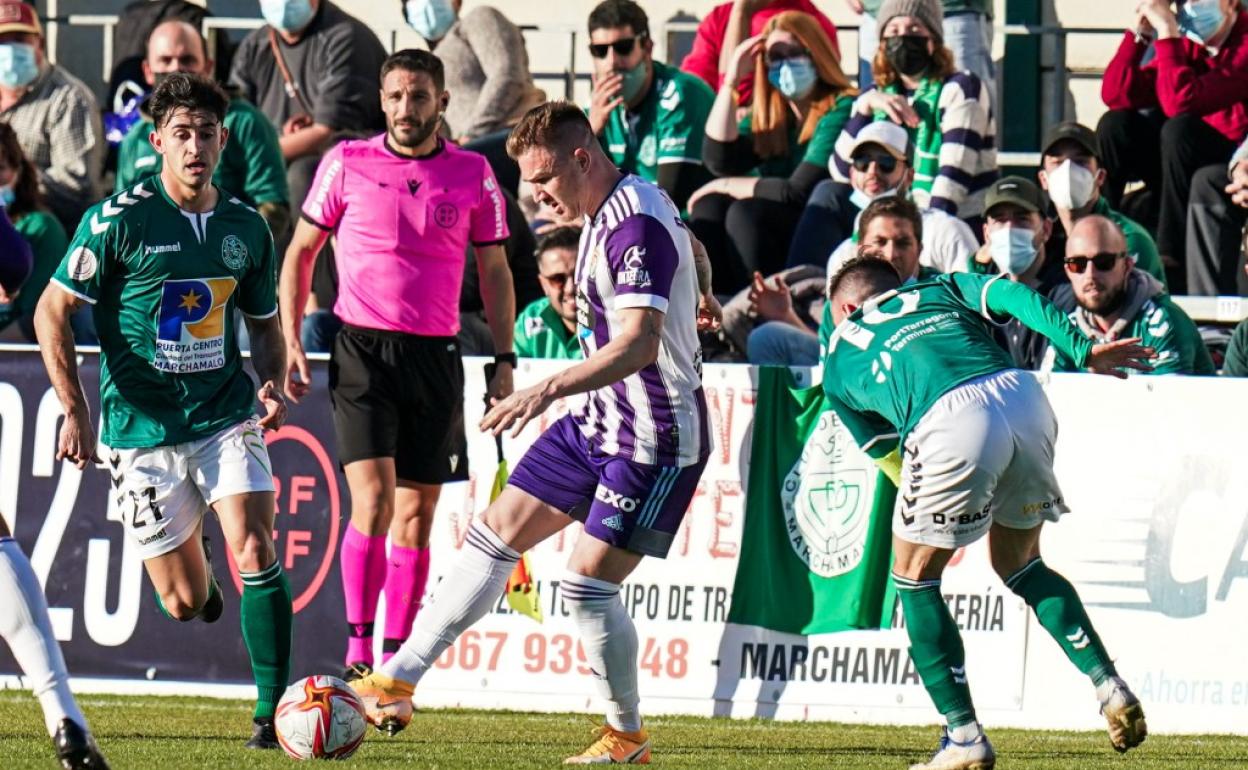 Raúl García Carnero toca el balón el pasado martes durante el Marchamalo-Real Valladolid de Copa del Rey.