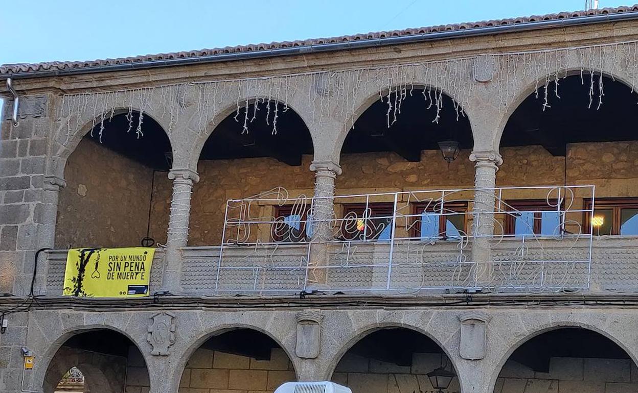 Edificio emblemáticos de Béjar se iluminan de amarillo para apoyar la iniciativa 'Ciudades por la Vida contra la Pena de Muerte'. 