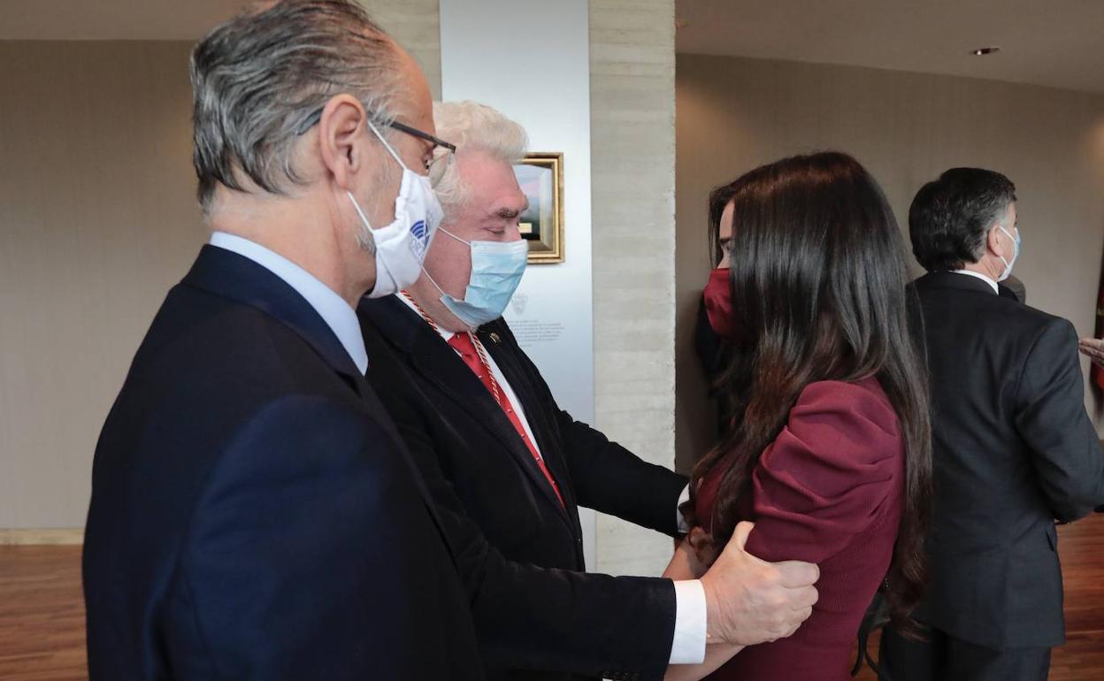 Luis Fuentes habla con Ana Gutiérrez, hija del médico Antonio Gutiérrez González, con la medalla de las Cortes colgada en el pilar central de entrada al hemiciclo.