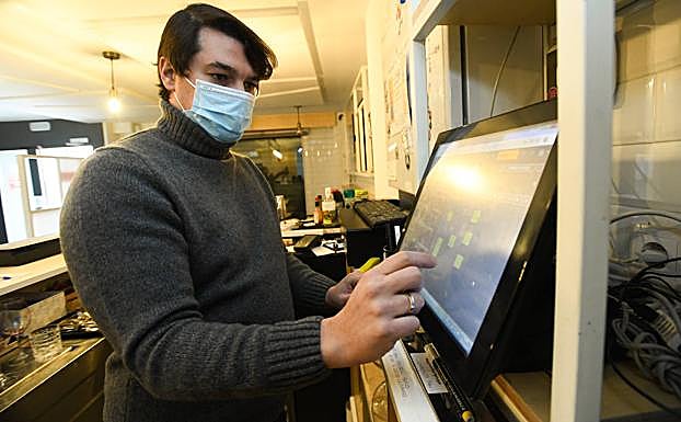 Alvar Hinojal, chef de Alquimia, comprueba las reservas en el ordenador de su restaurante, ubicado detrás de la Antigua. 