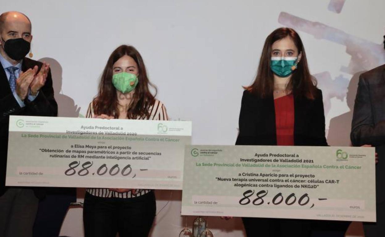 Las dos investigadoras becadas, durante el acto de entrega.