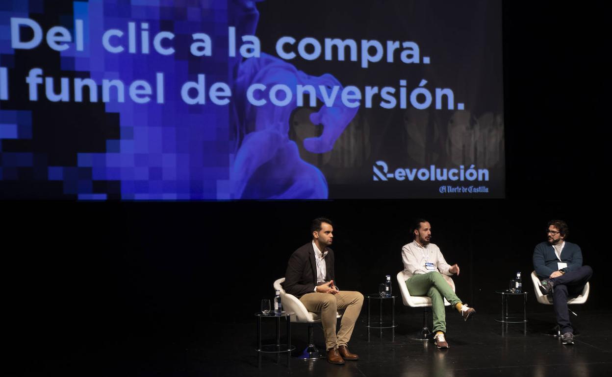 Daniel Moreno, Víctor Juárez y Salvatore Cospito durante la primera mesa redonda.