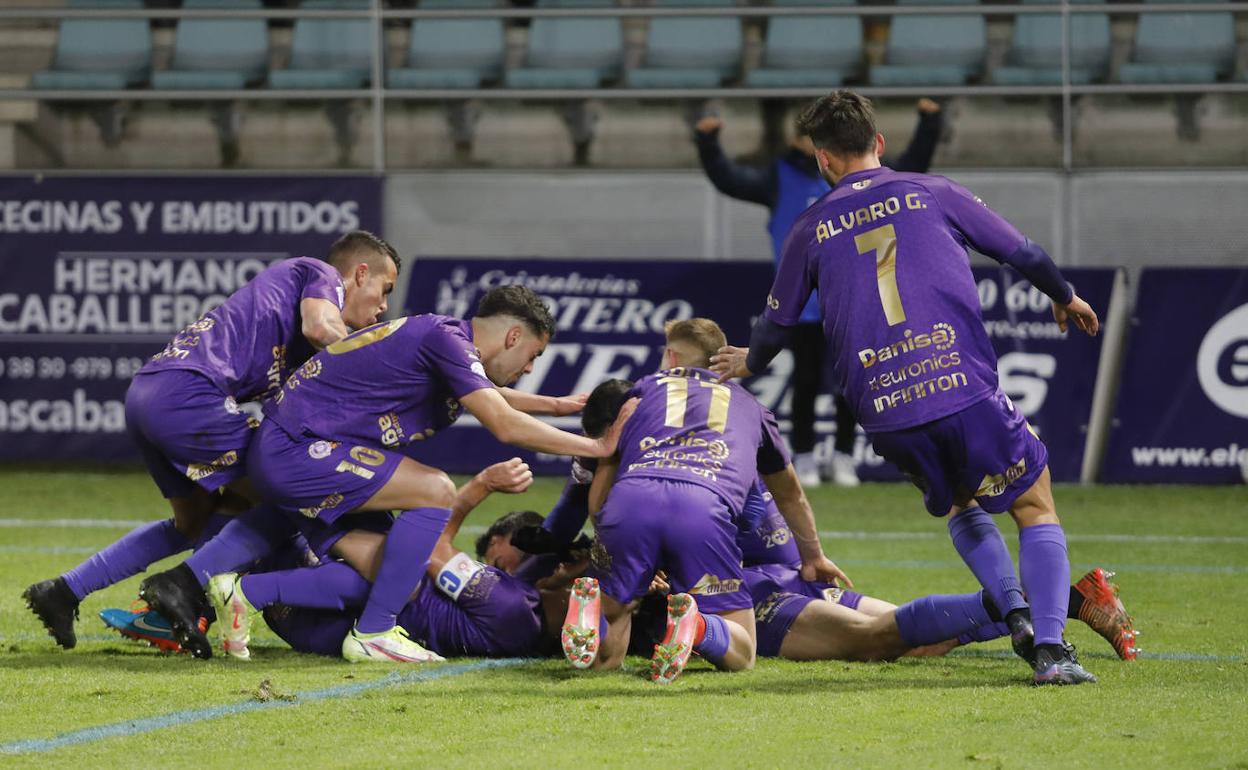 Los jugadores del Palencia Cristo celebran el segundo tanto con su autor Abel Pascual, en el partido ante el Real Unión. 