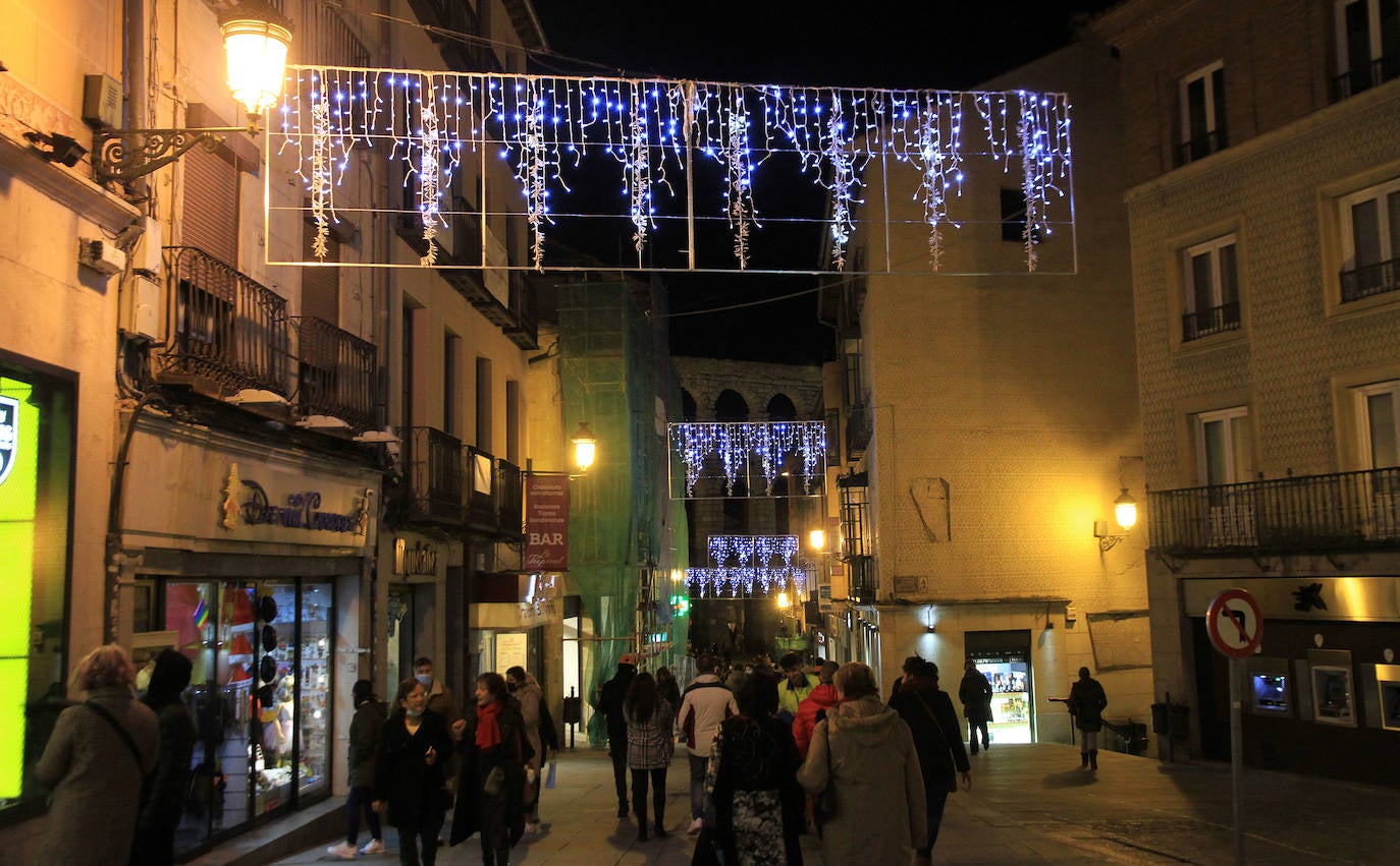 Iluminación navideña en las calles de Segovia.