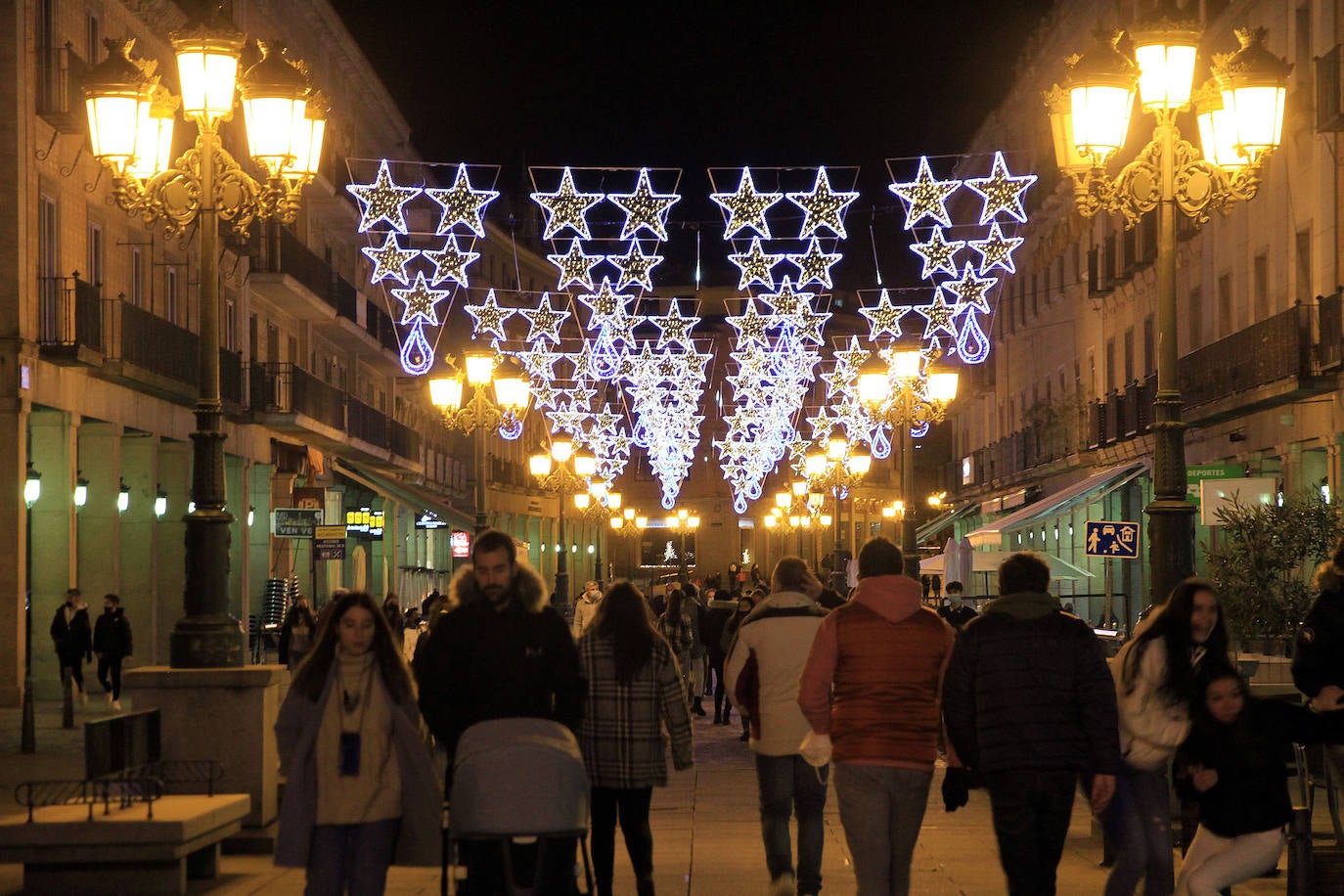 Iluminación navideña en las calles de Segovia.