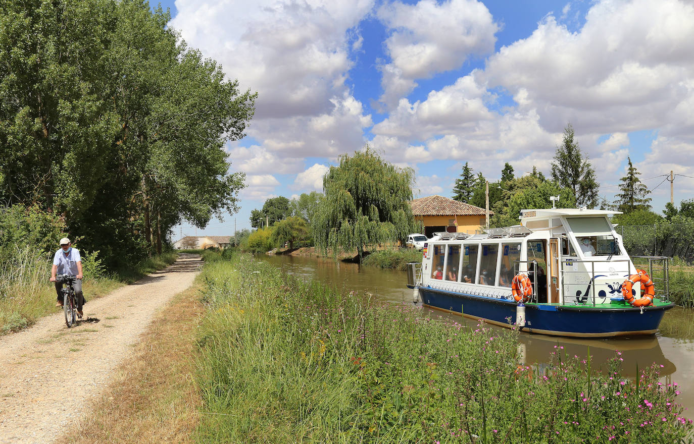 Barco por el Canal entre Boadilla del Camino y Frómista. 