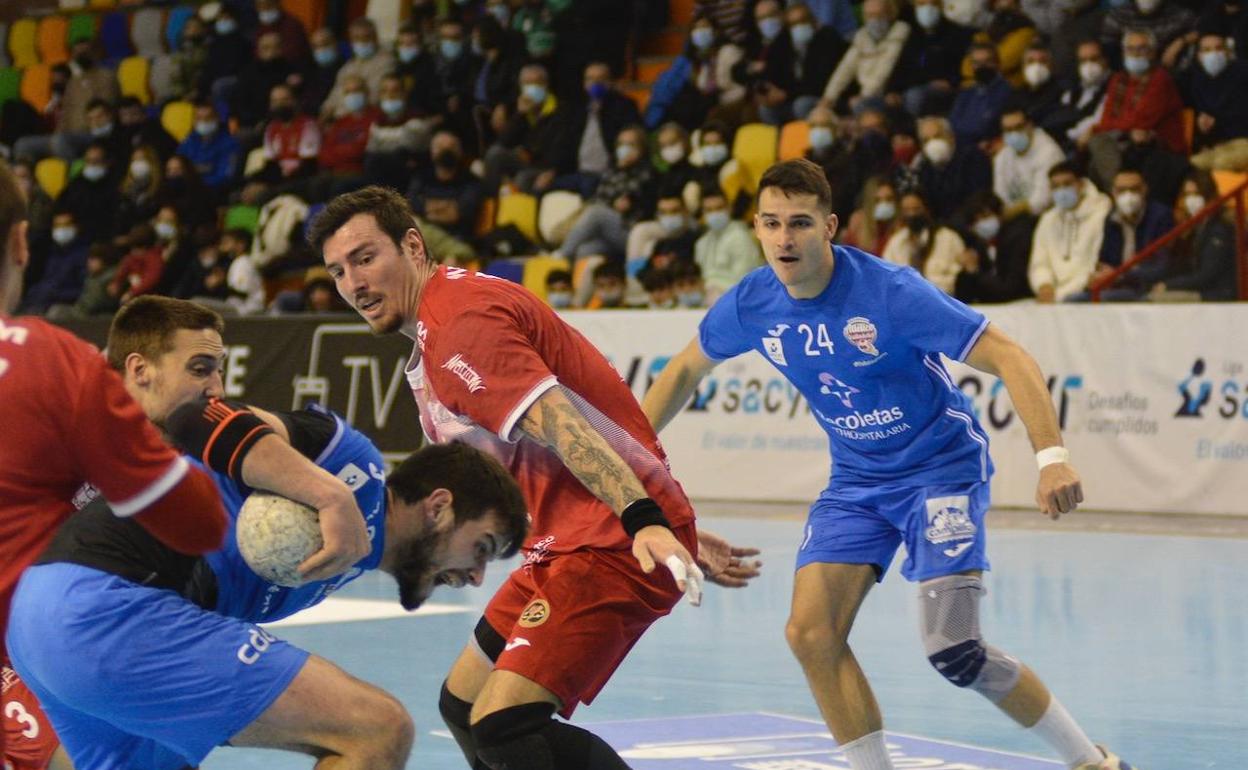 Àlvaro Martínez pelea con la defensa conquense. 