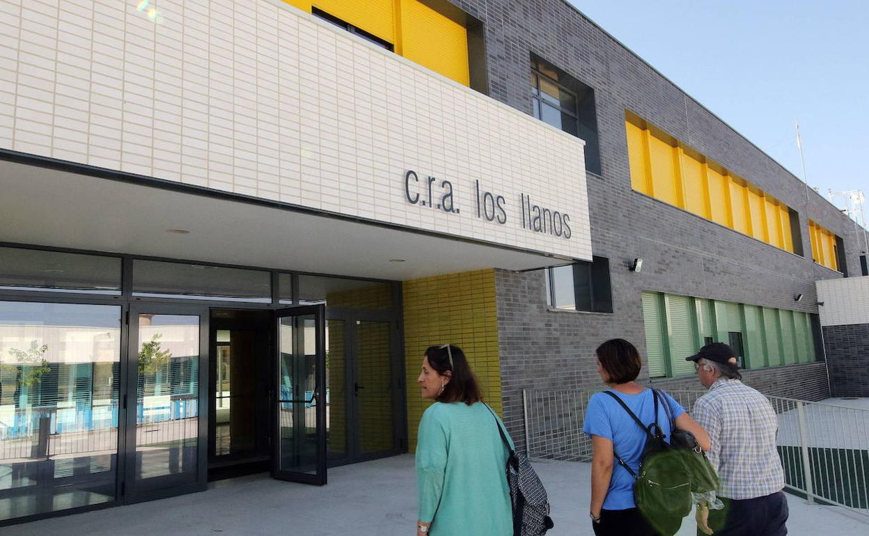 Entrada al Centro Rural Agrupado Los Llanos, en Valverde del Majano, donde hay un aula en cuarentena. 