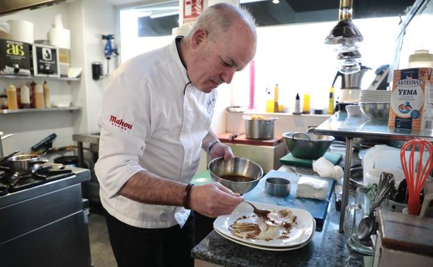 Gabi García se afana en la cocina para rematar un plato. 