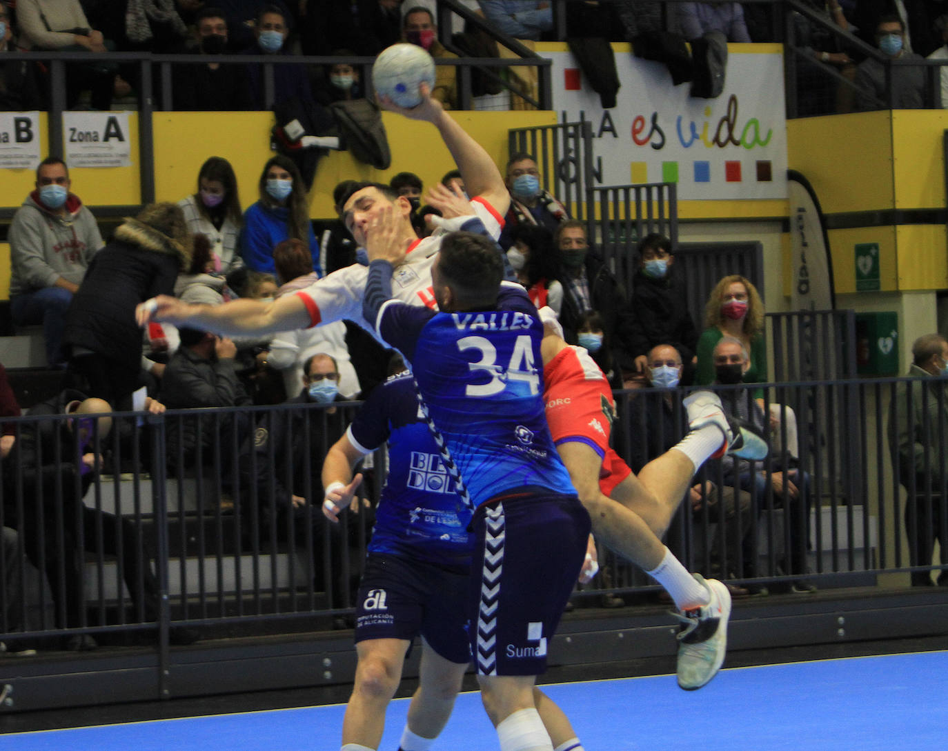 Partido entre el Balonmano Nava y el Benidorm.