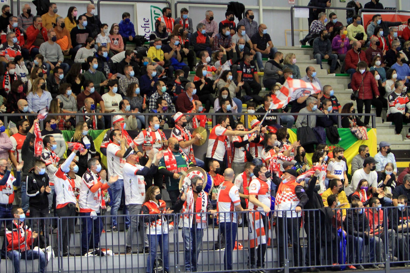 Partido entre el Balonmano Nava y el Benidorm.