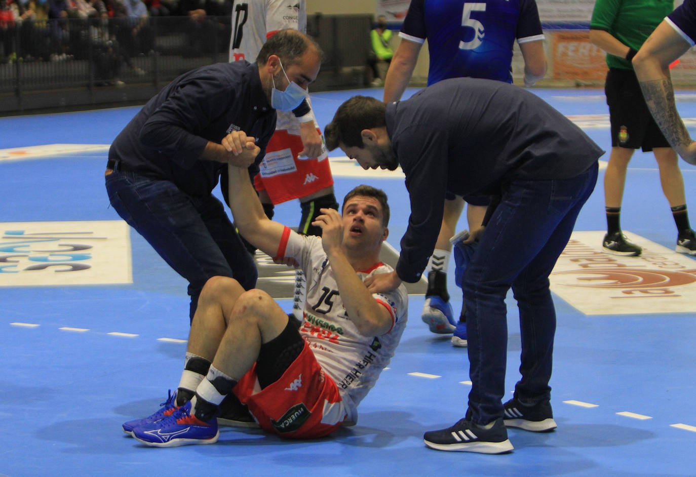 Partido entre el Balonmano Nava y el Benidorm.