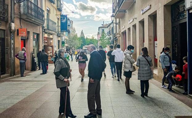 Varias personas caminan por Soria. 