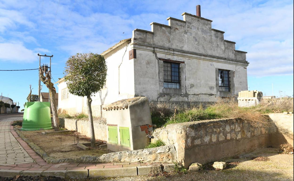 Nave pendiente de derribo para un uso municipal en Villalba de los Alcores. 