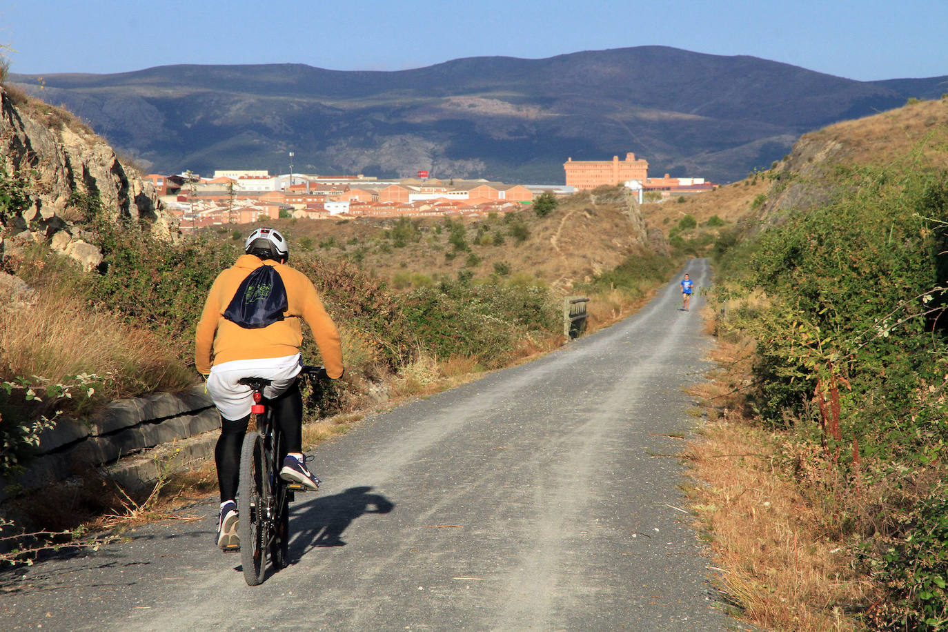 Ciclista por un camino de la provincia de Segovia.