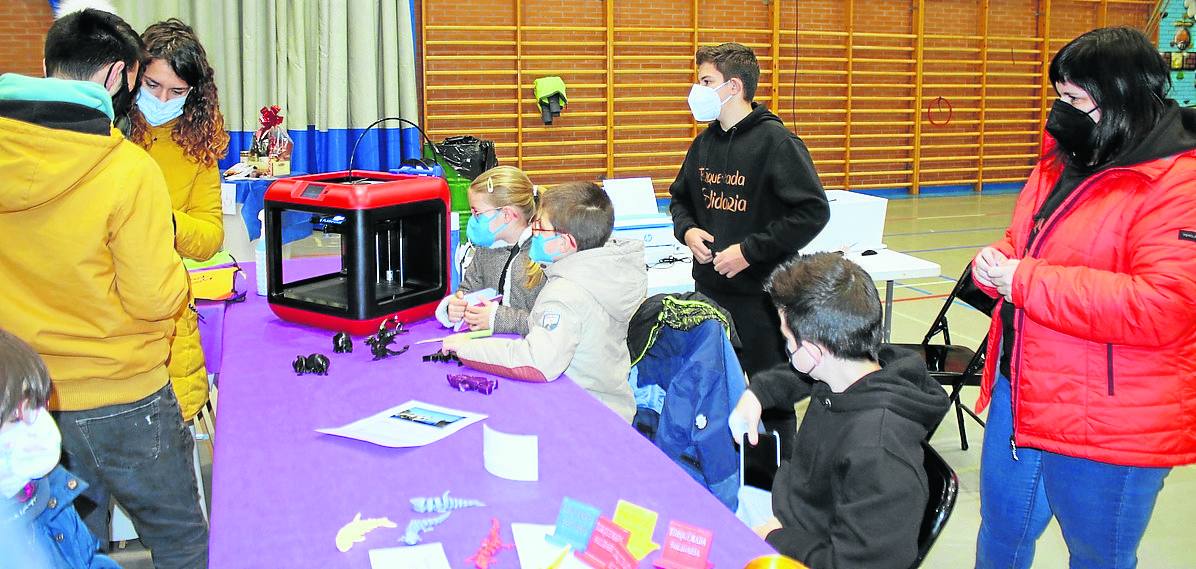La impresora en 3D fue uno de los atractivos del mercadillo solidario. 
