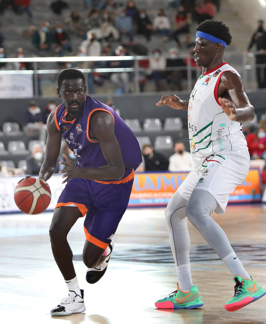 Fotos: Triunfo morado sobre la bocina (76-74)