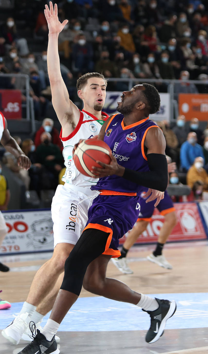 Fotos: Triunfo morado sobre la bocina (76-74)