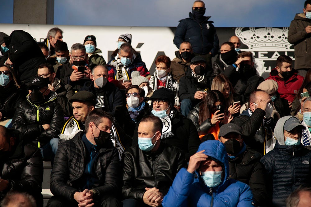 Asientos azules y bufandas y gorros blanquinegros y blanquirrojos como elementos protagonistas de una fría tarde en el Reina Sofía 