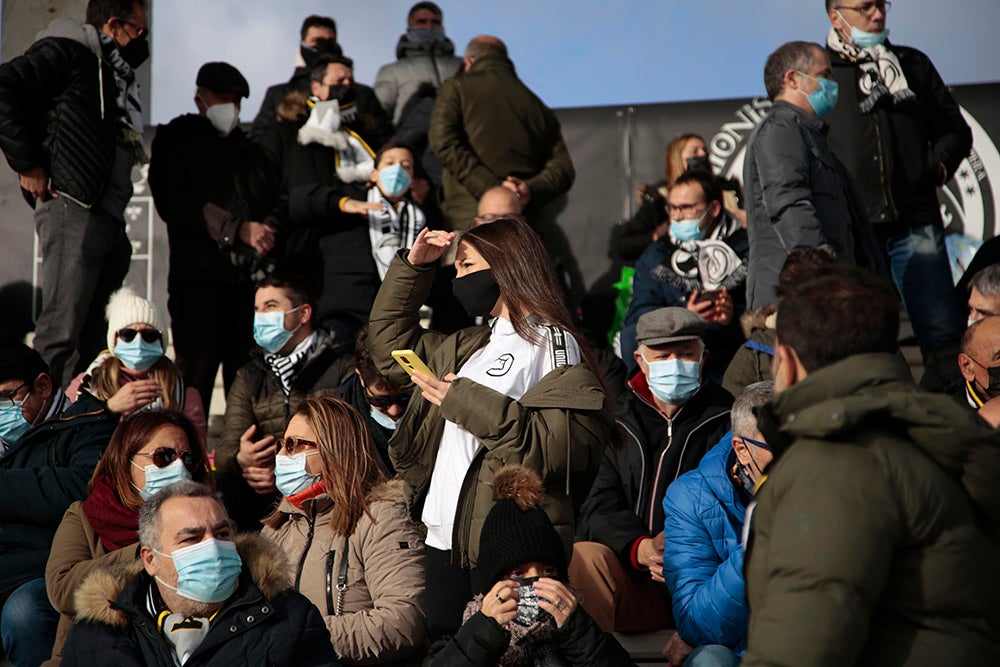 Asientos azules y bufandas y gorros blanquinegros y blanquirrojos como elementos protagonistas de una fría tarde en el Reina Sofía 