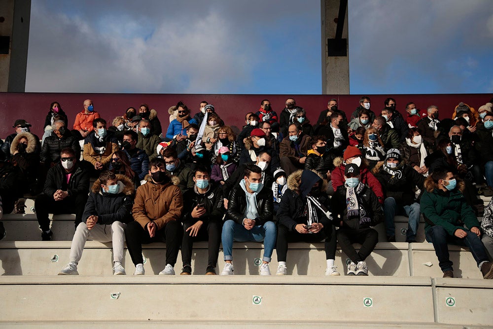 Asientos azules y bufandas y gorros blanquinegros y blanquirrojos como elementos protagonistas de una fría tarde en el Reina Sofía 