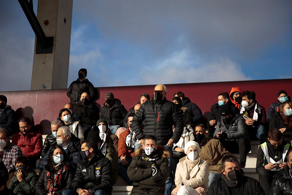 Asientos azules y bufandas y gorros blanquinegros y blanquirrojos como elementos protagonistas de una fría tarde en el Reina Sofía 