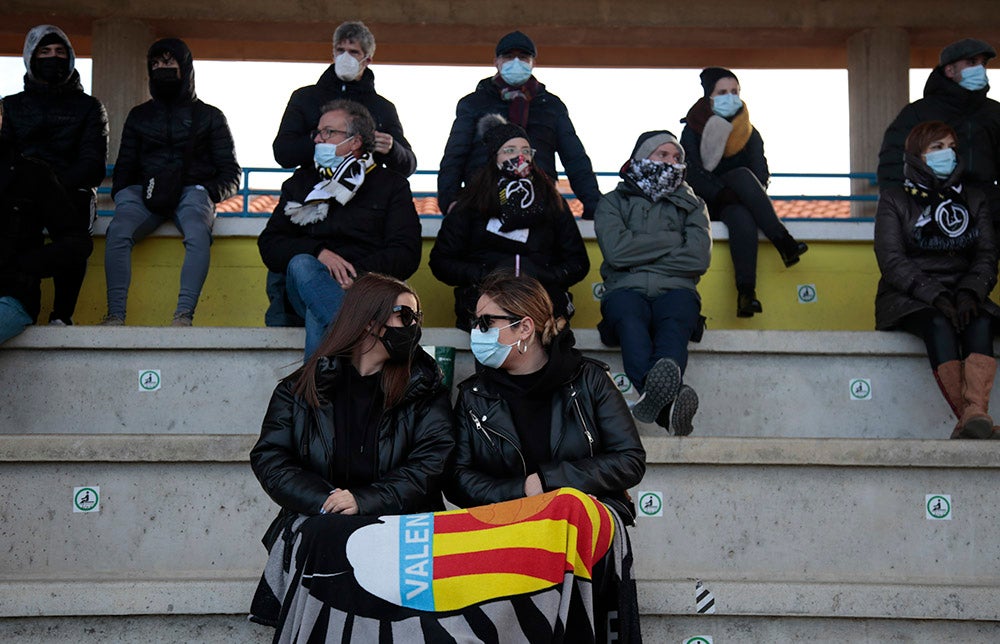 Asientos azules y bufandas y gorros blanquinegros y blanquirrojos como elementos protagonistas de una fría tarde en el Reina Sofía 