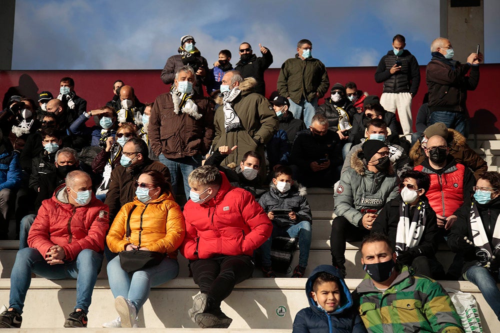 Asientos azules y bufandas y gorros blanquinegros y blanquirrojos como elementos protagonistas de una fría tarde en el Reina Sofía 