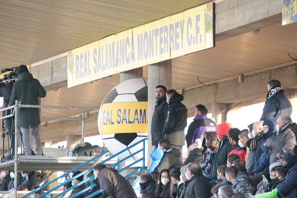 Asientos azules y bufandas y gorros blanquinegros y blanquirrojos como elementos protagonistas de una fría tarde en el Reina Sofía 