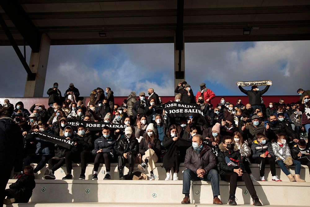 Asientos azules y bufandas y gorros blanquinegros y blanquirrojos como elementos protagonistas de una fría tarde en el Reina Sofía 