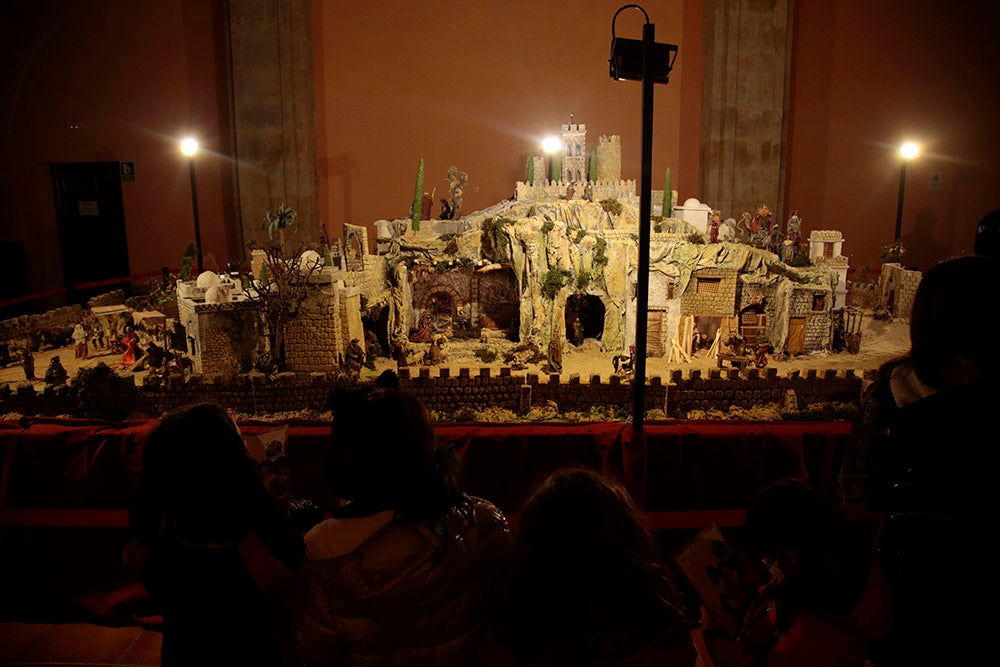 Tres montadores y 485 horas de trabajo dan forma al Belén del Auditorio de San Blas de Salamanca