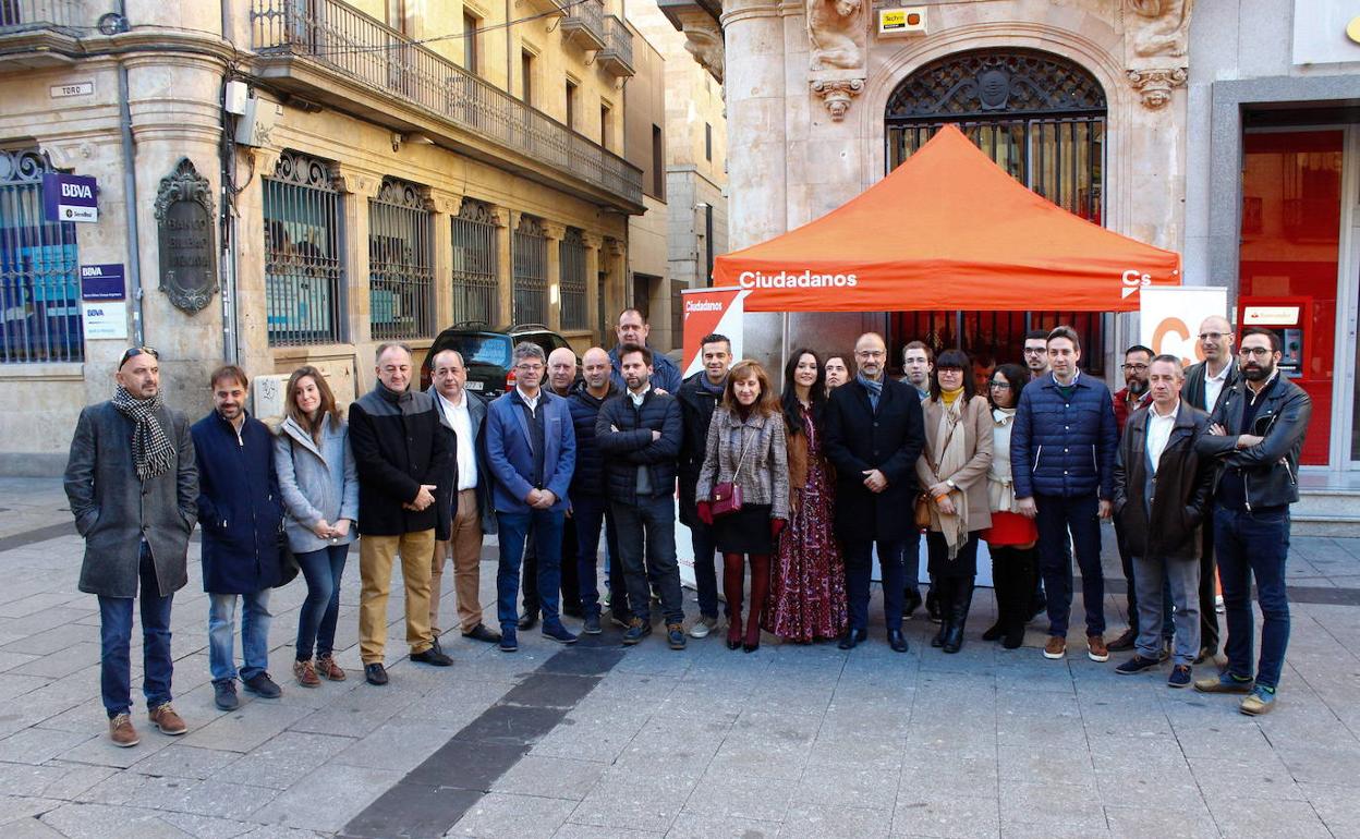 Responsables de Ciudadanos, en una mesa informativa de la plaza del Liceo hace tres años.