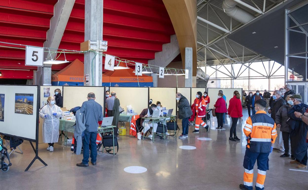 Numerosas personas esperan para recibir la vacuna