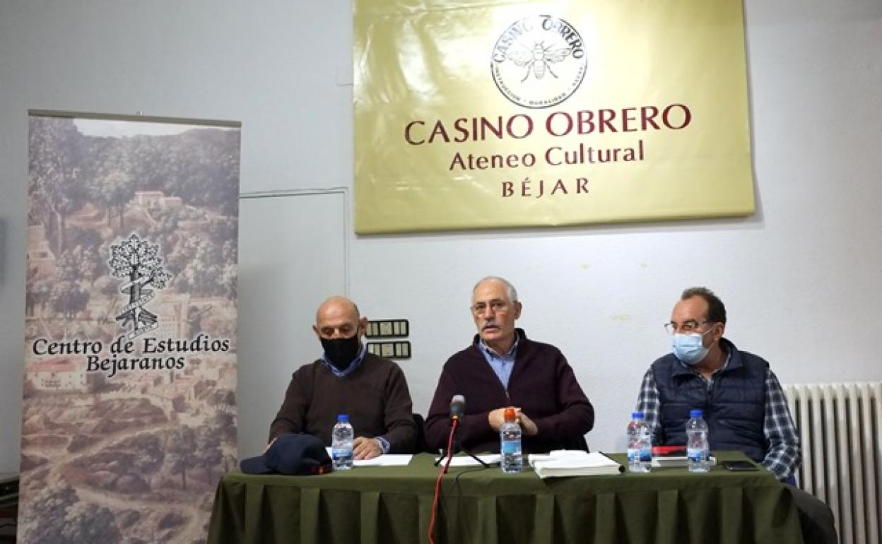 Avilés, Gutiérerez y Hernández, durante la mesa redonda.