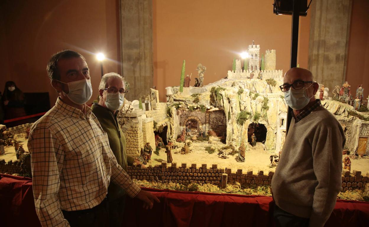 José Caraset, Benjamín Llorente y Javier Pedraz han sido los encargados de montar el belén.