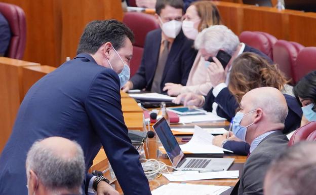 Raúl de la Hoz, portavoz parlamentario del PP, ante la bancada de Ciudadanos en el pleno de esta semana.