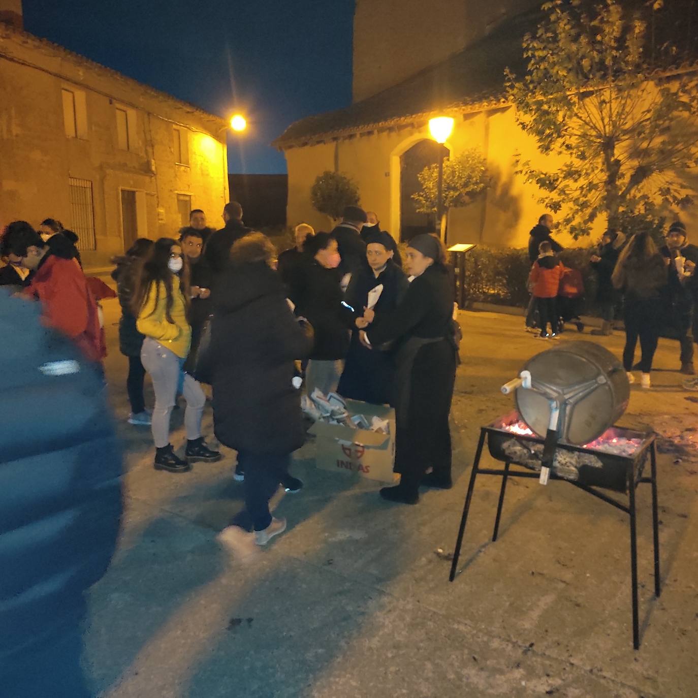 Vecinas ataviadas de castañeras en la plaza de Becilla de Valderaduey. 