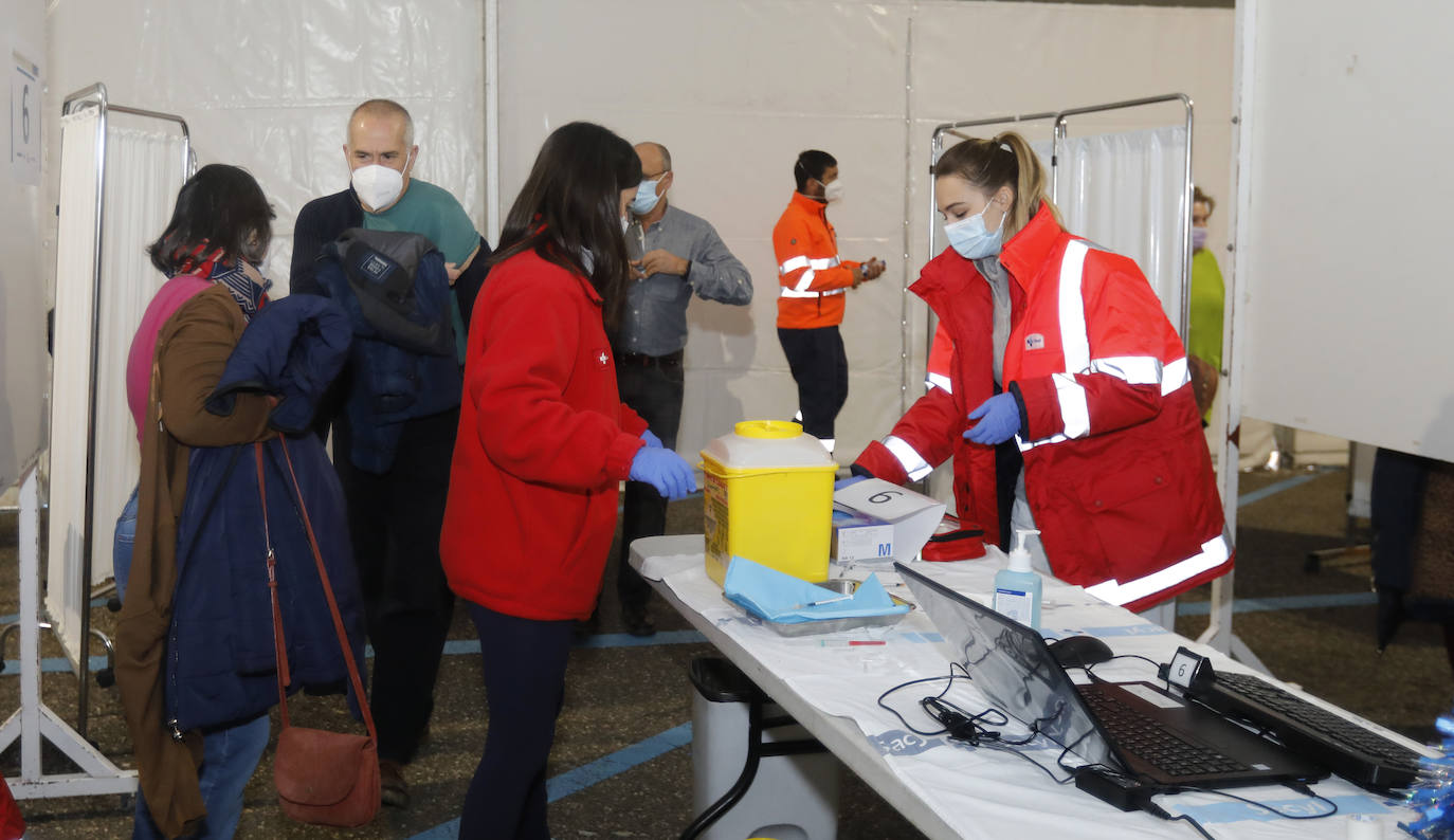 Fotos: La vacunación prosigue en Palencia en el Día de la Constitución
