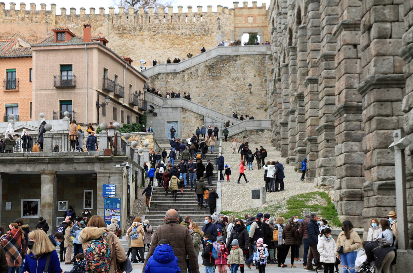 Cientos de turistas, este lunes en la plaza del Azoguejo de Segovia.