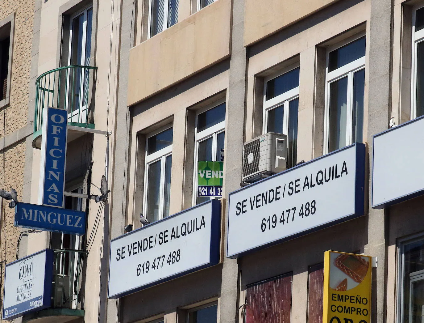 Carteles de locales a la venta en Segovia.