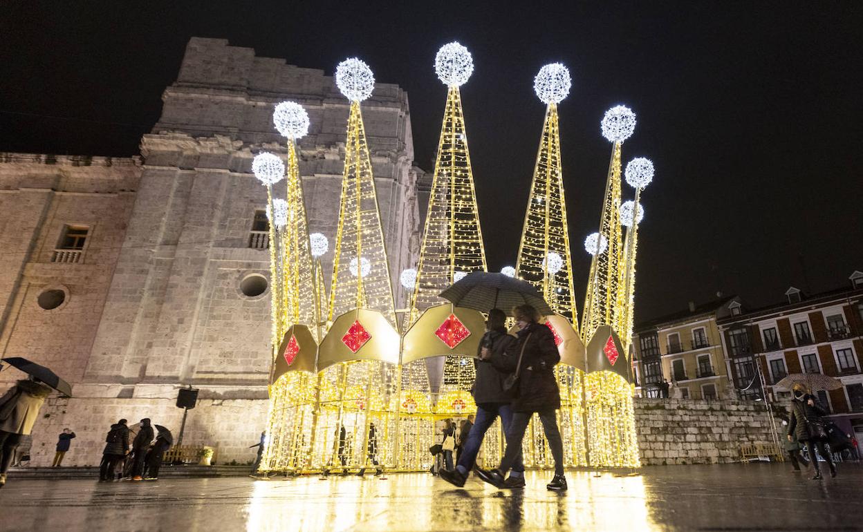 Iluminación navideña en el entorno de la Catedral de Valladolid. 