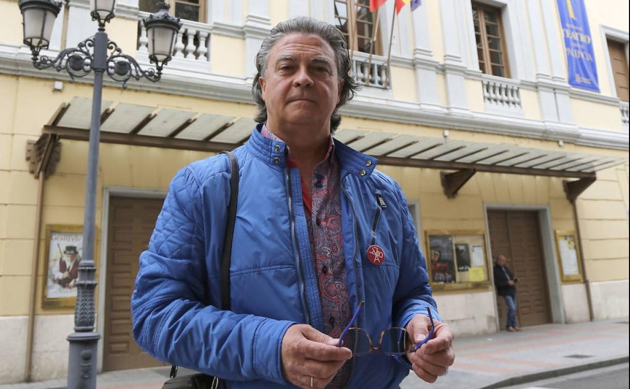 San Millán, ante el Teatro Principal, donde se estrenó la pieza musical en 2016. 