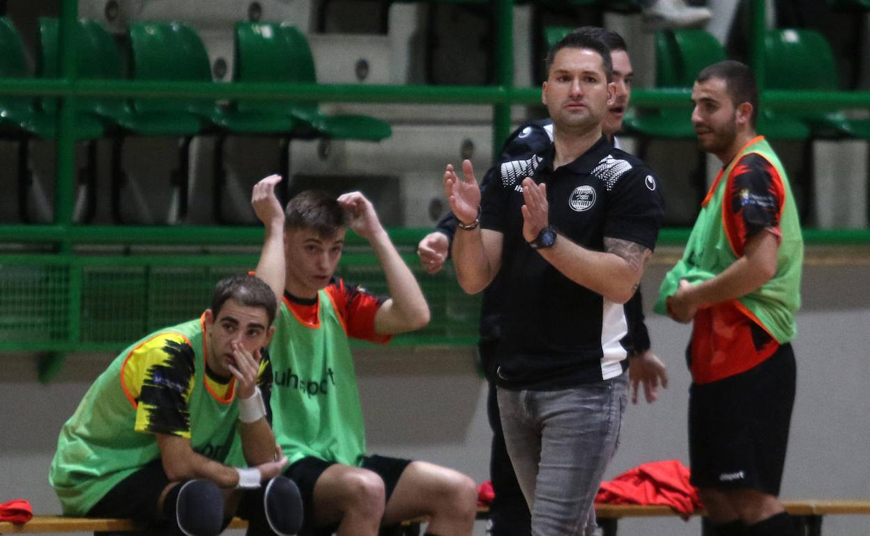 Él técnico del Segosala Ángel Zamore aplaude una acción de sus jugadores en un anterior partido