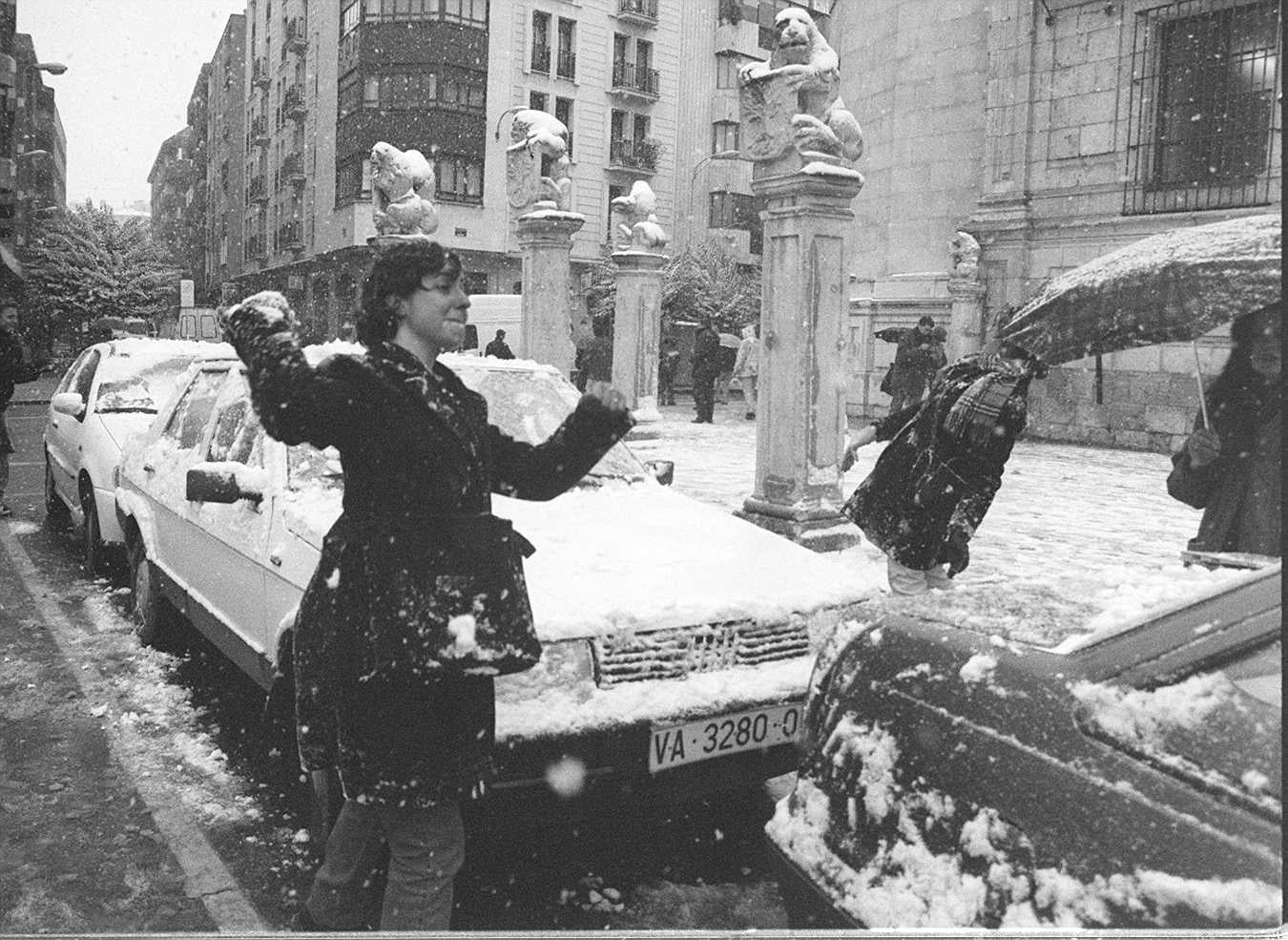 La cara amable del espectáculo blanco llenó las calles de personas de todas las edades que se dedicaron a lanzarse bolas de nieve.