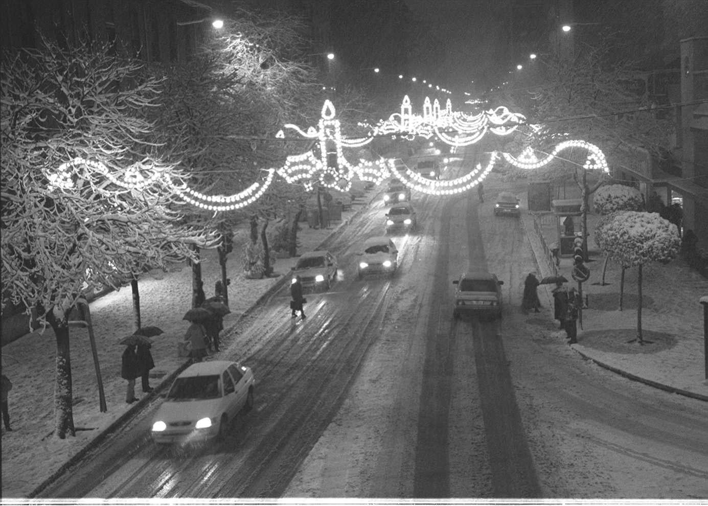 La nieve agotó las existencias de cadenas en los comercios.