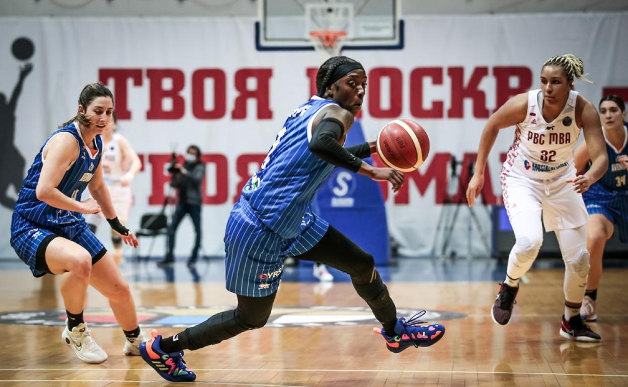 Kahleah Copper entra a canasta ante el MBA Moscow. 