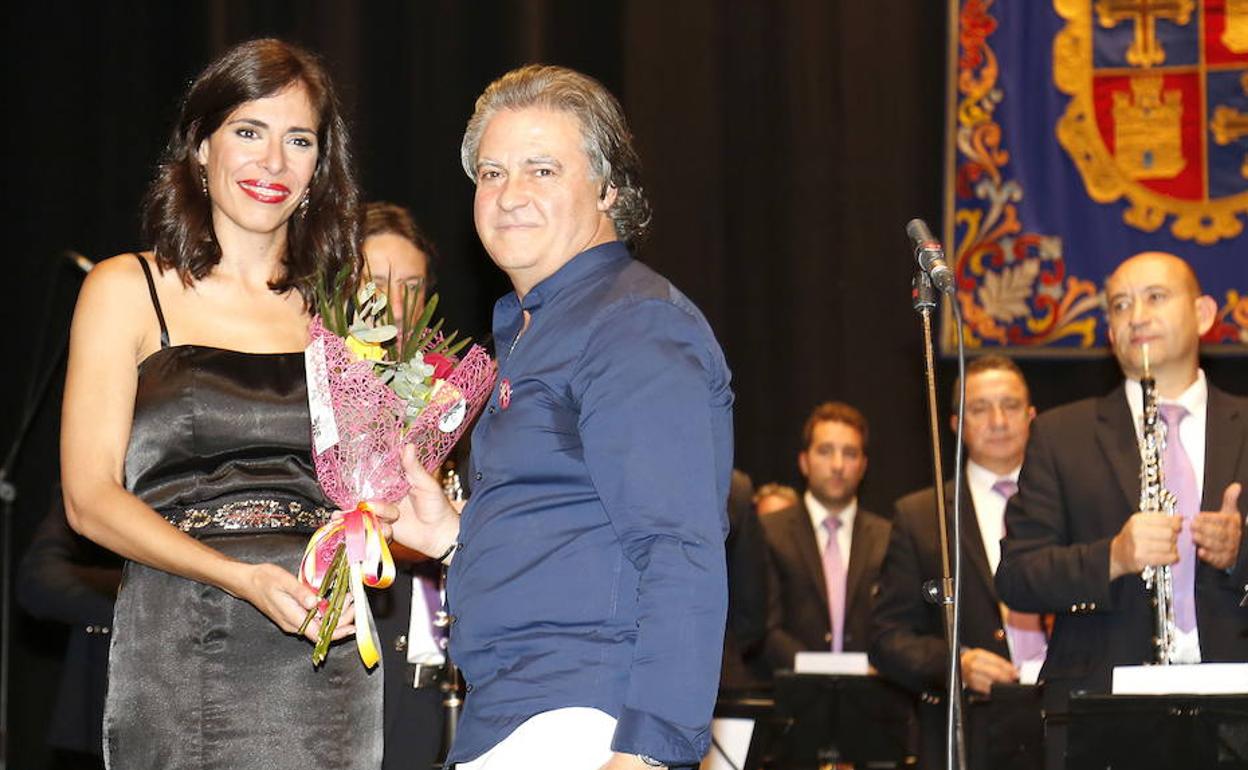 Luis Mariano San Millán entrega una ramo de flores a la soprano Hevila Cardeña en el concierto en el Principal en favor de las victimas de accidentes de trafico. 