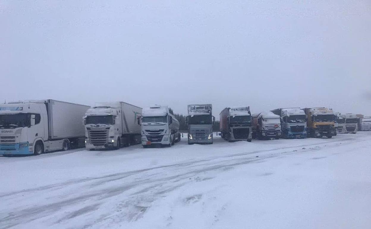Uno de los puntos de embolsamiento de camiones creados el año pasada a la altura de la localidad vallisoletana de San Vicente de Palacios durante el temporal 'Filomena'