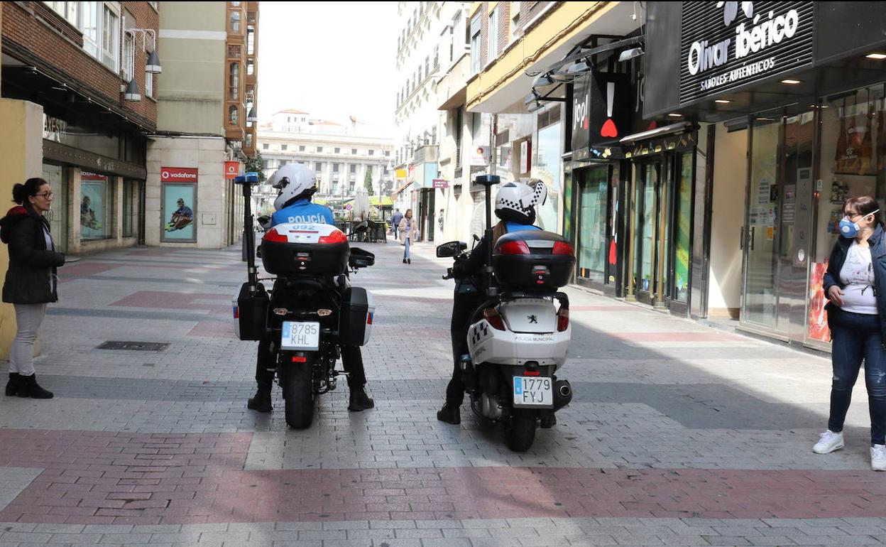 Agentes de la Policía Local alertan a dos personas en la calle Mantería