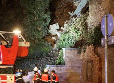 Imagen secundaria 1 - Se derrumba una casa adosada a la muralla junto a la Cueva de Salamanca y la escultura de Pepe Ledesma